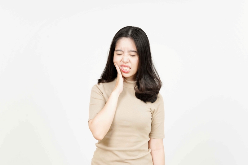 How to solve a skewed facial structure caused by the lower teeth overlapping the upper teeth